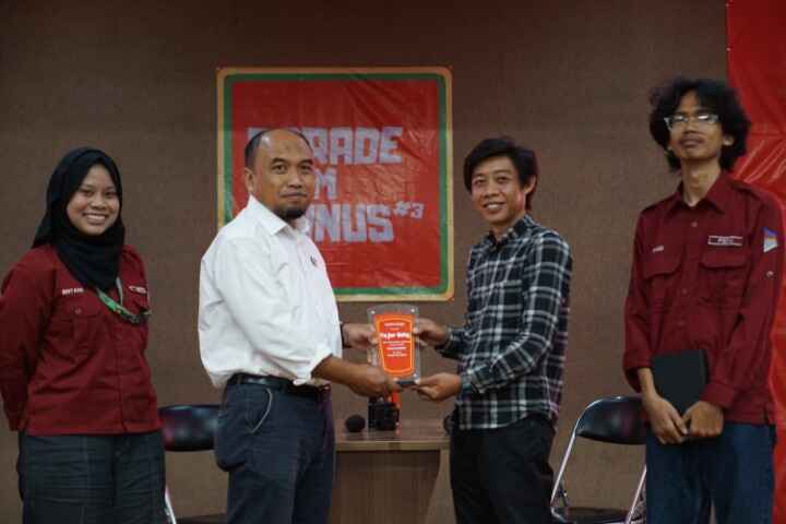 Penyerahan Plakat Kepada Fajar Bobby